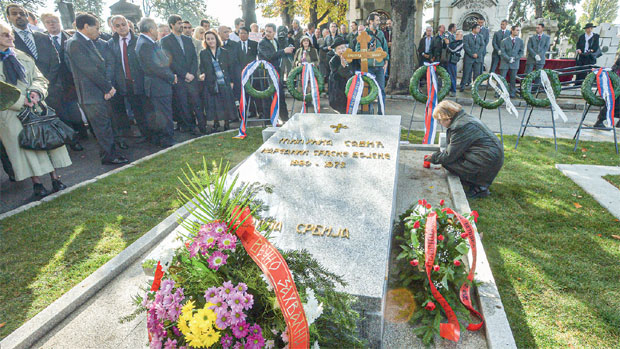 ОЧЕКИВАЊА ЈЕЛИСЕЈСКЕ ПАЛАТЕ УОЧИ ПОСЕТЕ: Макрон тражи да се поклони Милунки